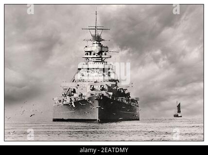 Bismarck 1940 Nazi Germany Battleship WW2, le premier des deux cuirassés de classe Bismarck construits pour le Kriegsmarine de l'Allemagne nazie. Nommé d'après le chancelier Otto von Bismarck, le navire fut posé au chantier Blohm & Voss à Hambourg en juillet 1936 et lancé en février 1939. Le matin du 27 mai, les cuirassés britanniques King George V et Rodney, appuyés par les croiseurs lourds Norfolk et Dorsetshire, sont attaqués. Après environ 100 minutes de combat, le Bismarck est coulé par les effets combinés de tirs d'obus, de coups de torpilles et de sabordages délibérés. Banque D'Images