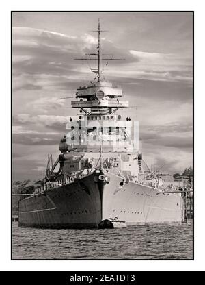 GUERRE DE BISMARCK Seconde Guerre mondiale l'Allemagne nazie le cuirassé de Bismarck des années 1940 le cuirassé allemand Bismarck a été construit par l'Allemagne nazie. C'était l'un des navires de guerre les plus célèbres et les plus reconnus de la Seconde Guerre mondiale Il a navigué pour une seule mission, connue sous le nom d'opération 'Rheinübung'. Sa construction a débuté le 1er juillet 1936 dans un chantier naval de Hambourg, en Allemagne. Le navire a été lancé le 14 février 1940. Le cuirassé de la classe Bismarck était le plus grand type de cuirassé construit par toute puissance européenne. Son navire frère Tirpitz était le deuxième de cette classe. Banque D'Images