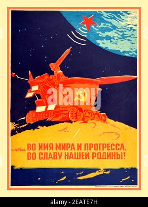 Affiche de propagande d'exploration de la course spatiale soviétique dans les années 1970 - "au nom de la paix et du progrès pour la gloire de notre mère patrie! '- représentant Lunokhod / Moonwalker rover sur la lune avec l'antenne envoyant un signal à une étoile rouge sur terre comme communication par satellite sur fond d'espace sombre, un symbole de marteau et de faucille jaune sur le côté du véhicule rouge. Lors de la course spatiale de la Guerre froide (1955-1975), l'Union soviétique a conçu une série de rovers lunaires de Lunokhod pour atterrir sur la lune afin d'explorer et de faire de la recherche pour soutenir leurs missions de course de Lune après les missions Apollo réussies de la NASA Banque D'Images