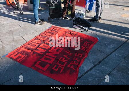 Student Rent Strike, Lower Marsh Street, Londres, Royaume-Uni 10 février 2021. Une bannière indiquant « les étudiants ne sont pas des consommateurs » se trouve sur le sol aux pieds des manifestants crédit : Denise Laura Baker/Alay Live News Banque D'Images