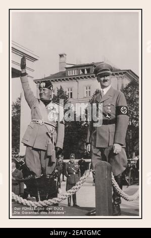 HITLER MUSSOLINI 1937 Führer Adolf Hitler Allemagne nazie et El Duce Benito Mussolini dictateur Facist Italie avec la légende "le Carte postale des garants de la propagande de la paix Banque D'Images