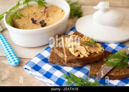 pâté de foie et de canard avec des tranches de pain maison sur le style vintage Banque D'Images