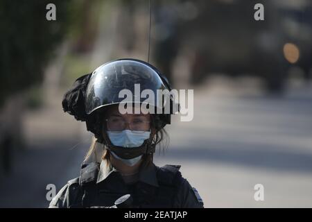 10 février 2021 : Jenin, Cisjordanie, Palestine. 10 février 2021. Un grand nombre de troupes israéliennes sont déployées dans le village de Tura Al-Gharbiya, pour commencer la démolition partielle du domicile d'un palestinien condamné pour avoir tué un colon d'une colonie israélienne proche. Muhammad Kabha a été inculpé et arrêté pour le meurtre de Easter Horgen le 20 décembre en dehors de sa colonie de Tal Menashe, l'une des colonies israéliennes construites sur le territoire de Jénine. L'ordre de démolition a été émis même si Muhammad Kabha n'a pas encore été condamné. Crédit : ZUMA Press, Inc./Alay Live News Banque D'Images