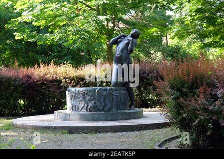 Fontaine avec une sculpture Élégie de la célèbre sculpteur croate Ivana franges sur Rokov perivoj à Zagreb, Croatie Banque D'Images