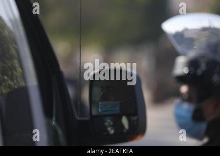 10 février 2021 : Jenin, Cisjordanie, Palestine. 10 février 2021. Un grand nombre de troupes israéliennes sont déployées dans le village de Tura Al-Gharbiya, pour commencer la démolition partielle du domicile d'un palestinien condamné pour avoir tué un colon d'une colonie israélienne proche. Muhammad Kabha a été inculpé et arrêté pour le meurtre de Easter Horgen le 20 décembre en dehors de sa colonie de Tal Menashe, l'une des colonies israéliennes construites sur le territoire de Jénine. L'ordre de démolition a été émis même si Muhammad Kabha n'a pas encore été condamné. Crédit : ZUMA Press, Inc./Alay Live News Banque D'Images