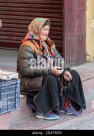 Femme locale avec perles à Leh, Ladakh, Banque D'Images