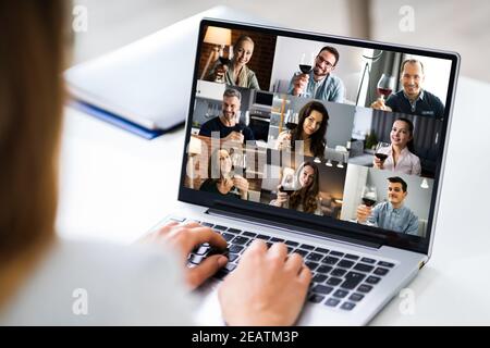 Businesswoman Using Laptop At Desk Banque D'Images