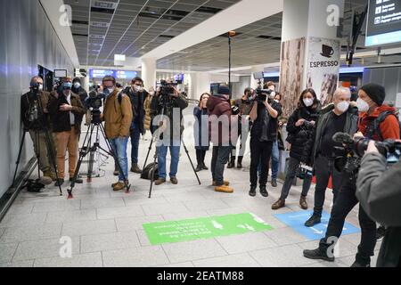 10 février 2021, Hessen, Francfort-sur-le-main: Des représentants des médias à l'aéroport de Francfort attendent l'arrivée de Yulia Navalnya, épouse du critique du Kremlin Alexei Navalny, qui doit arriver sur un vol de Lufthansa au départ de Moscou. Photo: Frank Rumpenhorst/dpa Banque D'Images