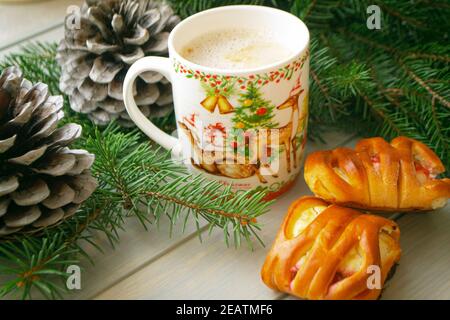 Petits pains torsadés à la cannelle avec cappuccino d'hiver le matin. Banque D'Images