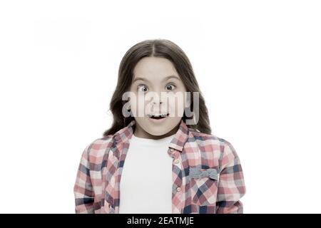 Aucun moyen. Kid étourdis submergés d'émotion peut ne pas en croire ses yeux. Enfant surpris choqué face fond blanc isolé. Kid girl long cheveux bouclés surpris stupéfait. Girl curly hairstyle demande. Banque D'Images