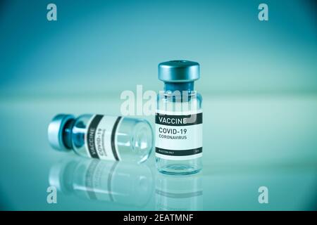 Flacons de vaccin Covid-19 sur fond bleu Banque D'Images