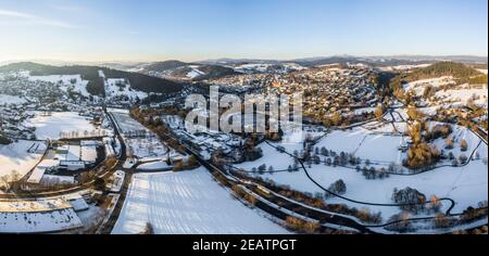 Image de photographie aérienne avec drone de la ville de Grafenau en forêt bavaroise avec les montagnes Arber Rachel et Lusen en hiver avec neige et glace, Allemagne Banque D'Images