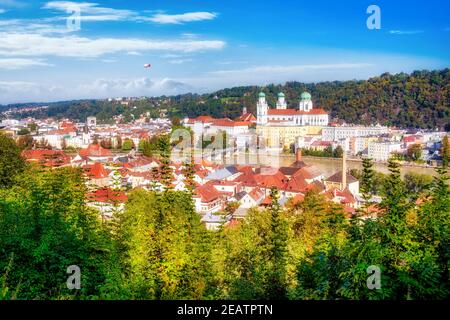 Cathédrale, bâtiments et tour Schaibling sur le côté de la rivière Inn à Passau, Allemagne Banque D'Images