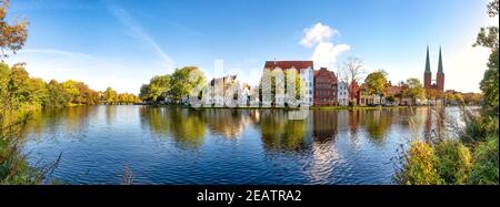 Vue panoramique sur l'étang de Muehlenteich jusqu'aux bâtiments et à la cathédrale de Lübeck, dans la mer Baltique, Schleswig-Holstein, Allemagne Banque D'Images