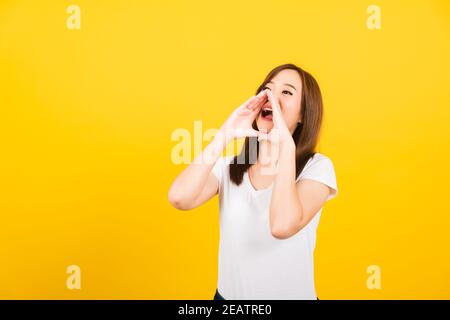 femme adolescente debout grand cri avec les mains à côté de la bouche donner excitée positive Banque D'Images