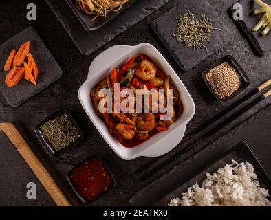 Plats sautés aux légumes avec crevettes Banque D'Images