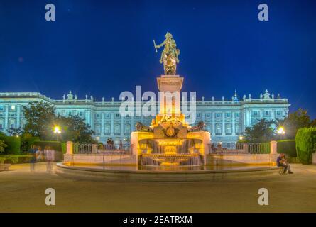 Vue nocturne de la statue équestre de Felipe IV sur la Plaza de Oriente à Madrid, Espagne avec le palais royal en arrière-plan Banque D'Images