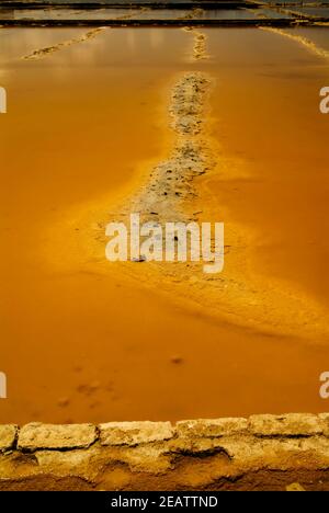 La couleur orange de l'eau dans les marais salants de Marsala, Sicile Banque D'Images
