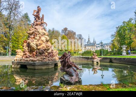 Fontaine Fuente de la fama dans le jardin de la Granja De San Ildefonso en Espagne Banque D'Images