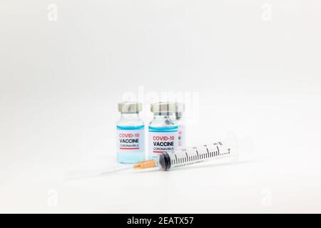 Flacons de vaccin Covid-19 Corona virus 2019-ncov médicaments flacons de médicaments injection par seringue. Vaccination, immunisation, traitement pour guérir l'infection par le virus Covid 19 Corona. Santé et concept médical Banque D'Images