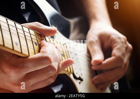 Homme jouant de la guitare. Vue rapprochée Banque D'Images