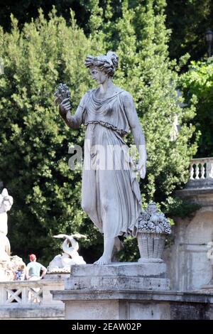 Statue allégorique de l'été, Piazza del Popolo à Rome, Italie Banque D'Images