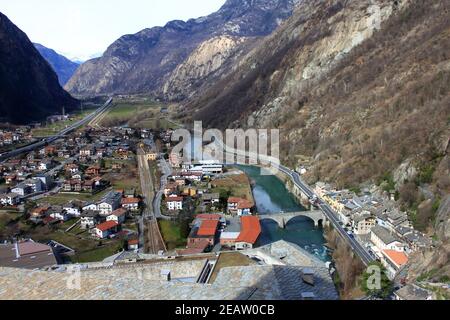 Vue panoramique aérienne du village de montagne de Bard depuis le fort médiéval du même nom, l'Italie. Banque D'Images