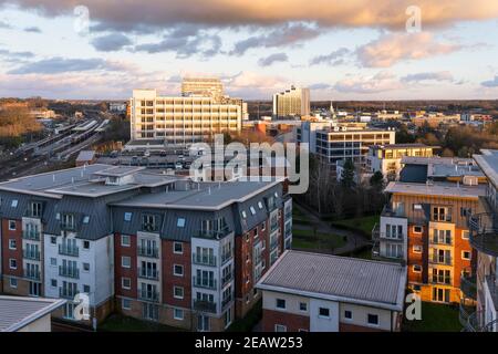 Vue aérienne d'hiver sur le centre-ville de Basingstoke, la gare et les appartements en hauteur. Concept: Location, coût de la vie, marché du logement Banque D'Images