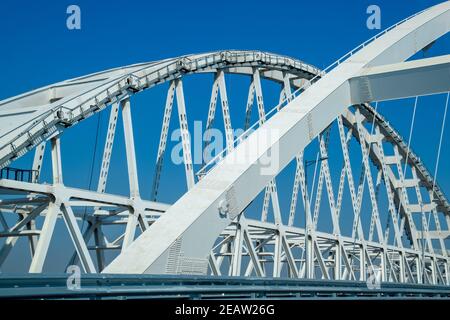 Le passage navigable du pont de Crimée. Arc de l'autoroute et de la section du pont de Crimée. Banque D'Images