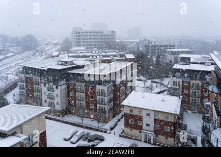 Vue aérienne d'un blizzard de neige dans le centre-ville de Basingstoke avec de grands flocons de neige tombant sur des bâtiments de Winterthur Way. Janvier 2021. Basingstoke, Royaume-Uni Banque D'Images