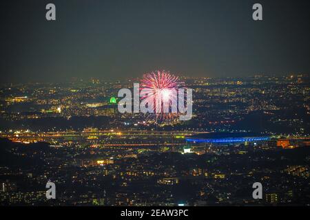 Feu d'artifice Shin-Yokohama (depuis la terrasse d'observation de la Tour de Yokohama) Banque D'Images