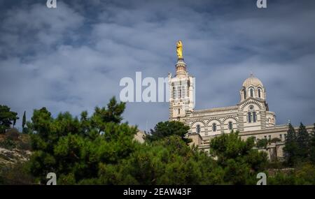 Marseille, France, octobre 2020, vue sur notre-Dame de la Garde, ou la bonne Mere, basilique catholique au sommet de la colline connue sous le nom de la Garde Banque D'Images