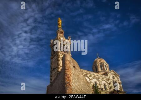 Marseille, France, octobre 2020, gros plan de notre-Dame de la Garde, ou la bonne Mere, basilique catholique au sommet de la colline connue sous le nom de la Garde Banque D'Images