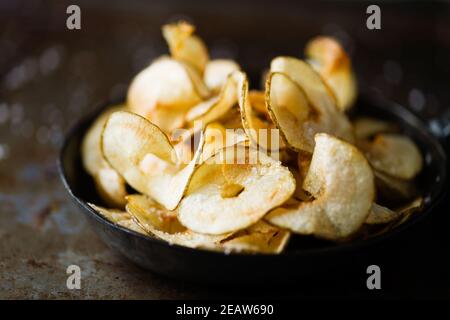 croustilles de pommes de terre coupées en ruban de style pub anglais rustique Banque D'Images