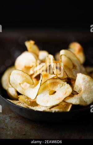 croustilles de pommes de terre coupées en ruban de style pub anglais rustique Banque D'Images