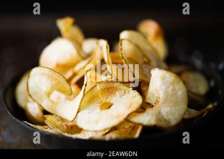 croustilles de pommes de terre coupées en ruban de style pub anglais rustique Banque D'Images