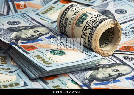 Billets de cent dollars en espèces, les billets sont une image de fond en dollars dispersée. Banque D'Images