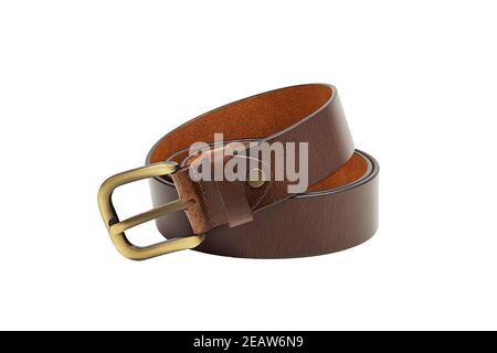 Une ceinture en cuir marron enroulée avec boucle en métal sur fond blanc est isolée. Banque D'Images