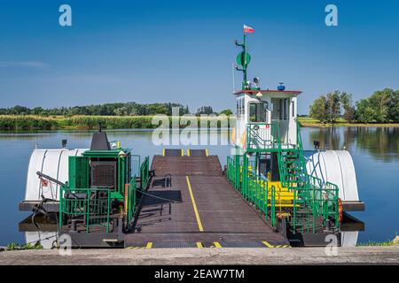 Ferry à aubes d'époque opérant sur la rivière Oder entre Pologne et Allemagne Banque D'Images