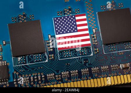 Drapeau des États-Unis au centre d'une carte de circuit imprimé Banque D'Images