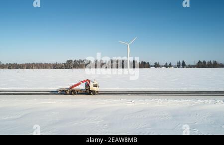 Remorque de camion avec pont roulant sur une antenne de route enneigée vue Banque D'Images