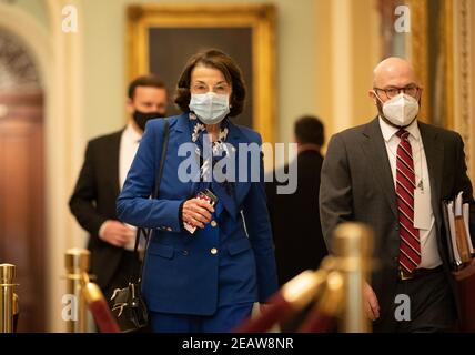 La sénatrice Dianne Feinstein, D-CA, arrive pour la deuxième journée du procès de destitution de l'ancien président Donald Trump au Capitole des États-Unis, à Washington, DC, le mercredi 10 février 2021. Les responsables de la mise en accusation dépreront l'argument selon lequel Trump était « responsable » de l'attaque du 6 janvier au Capitole des États-Unis et qu'il devrait être condamné et interdit de reprendre des fonctions publiques. Crédit : Kevin Dietsch/Pool via CNP | utilisation dans le monde entier Banque D'Images