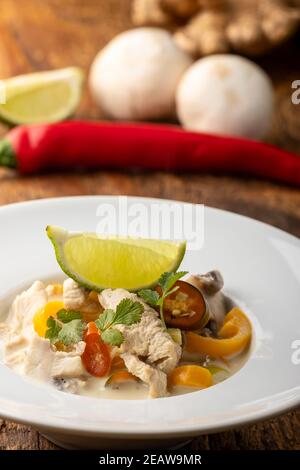 soupe thaïlandaise tom kha gay avec citron Banque D'Images