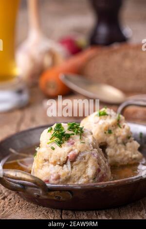 boulettes de jambon dans un bouillon Banque D'Images