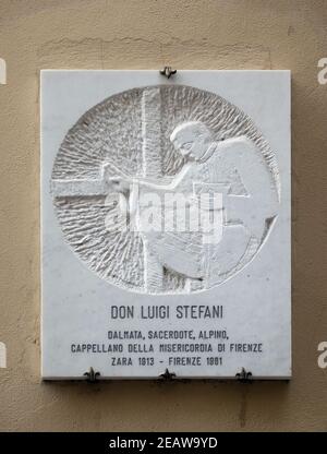 Plaque de marbre avec un relief portrait de Don Luigi Stefani à Florence, Italie Banque D'Images