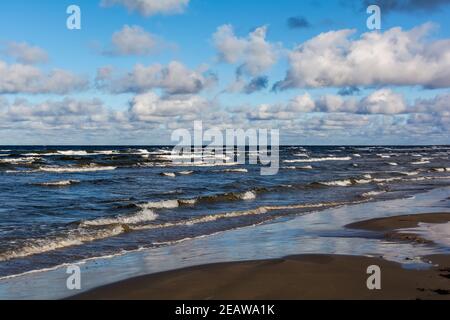 Nuages de cumulus blancs dans le ciel au-dessus du paysage ondulé de l'eau de mer Baltique. De nombreux petits nuages au-dessus de la mer. Banque D'Images