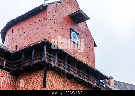 Vue sur la grande tour semi-ronde de l'un des plus anciens châteaux visibles de Lettonie - le château de Turaida d'en dessous. Banque D'Images