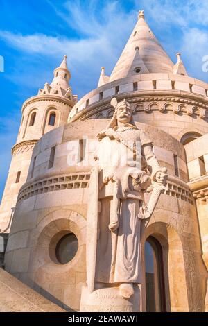 Budapest, Hongrie, tour principale du célèbre Bastion des pêcheurs Halaszbatya et ciel bleu nuageux Banque D'Images