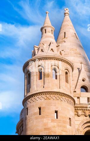 Budapest, Hongrie, tour principale du célèbre Bastion des pêcheurs Halaszbatya et ciel bleu nuageux Banque D'Images