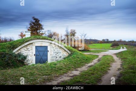 Cave à vin du Burgenland Autriche et temps orageux Banque D'Images